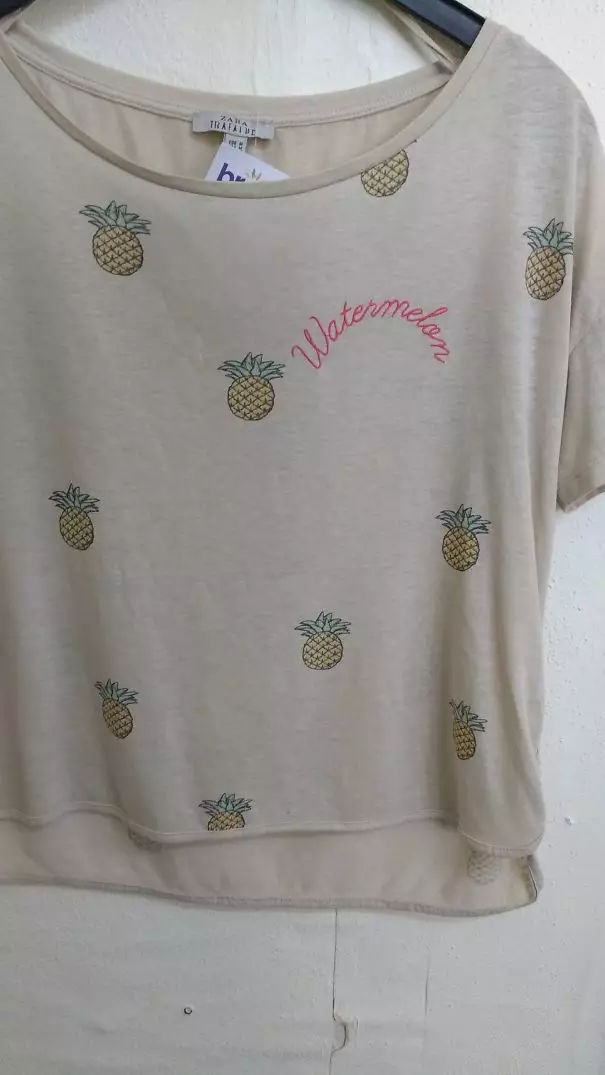 desain baju yang tulisan sama gambarnya malah nggak nyambung © 2021 instagram.com