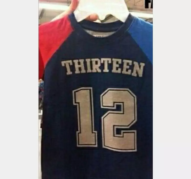 desain baju yang tulisan sama gambarnya malah nggak nyambung © 2021 instagram.com