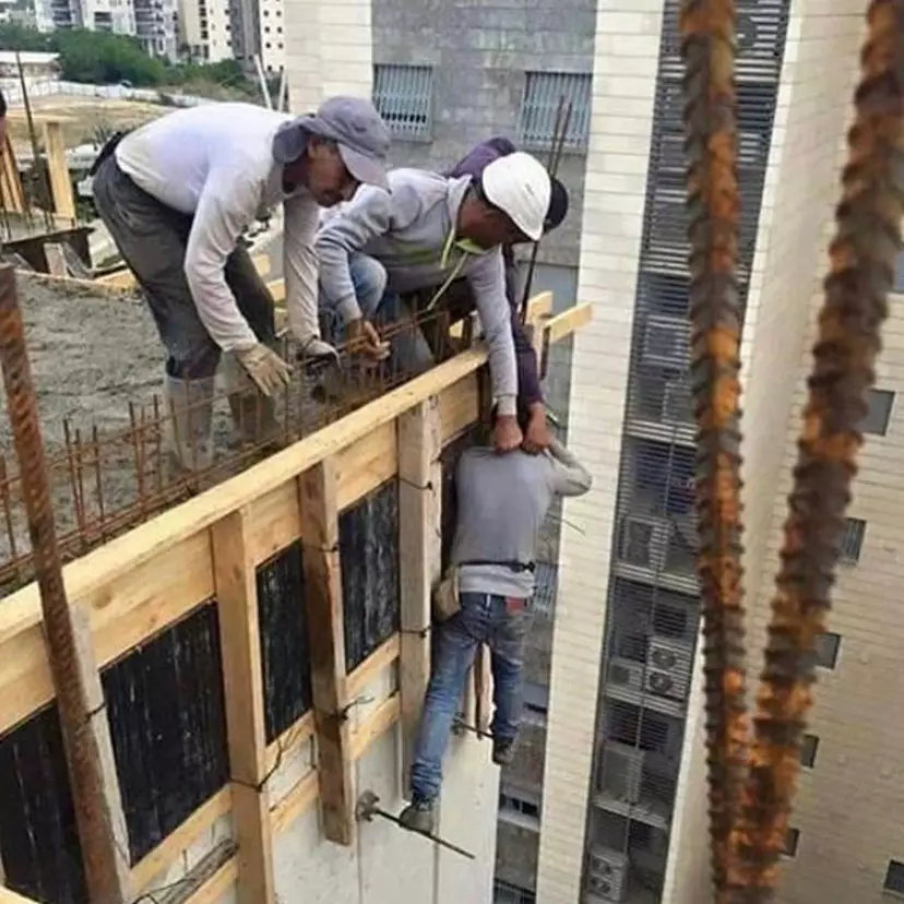 kerjanya tukang bangunan ekstrem banget © 2021 instagram.com kerjanya tukang bangunan ekstrem banget © 2021 instagram.com