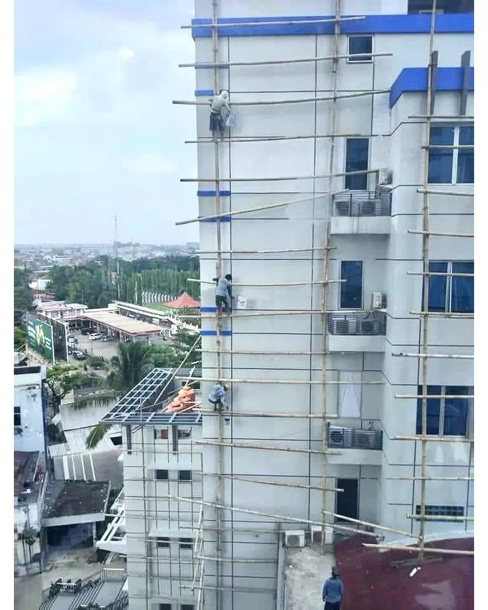 kerjanya tukang bangunan ekstrem banget © 2021 instagram.com kerjanya tukang bangunan ekstrem banget © 2021 instagram.com