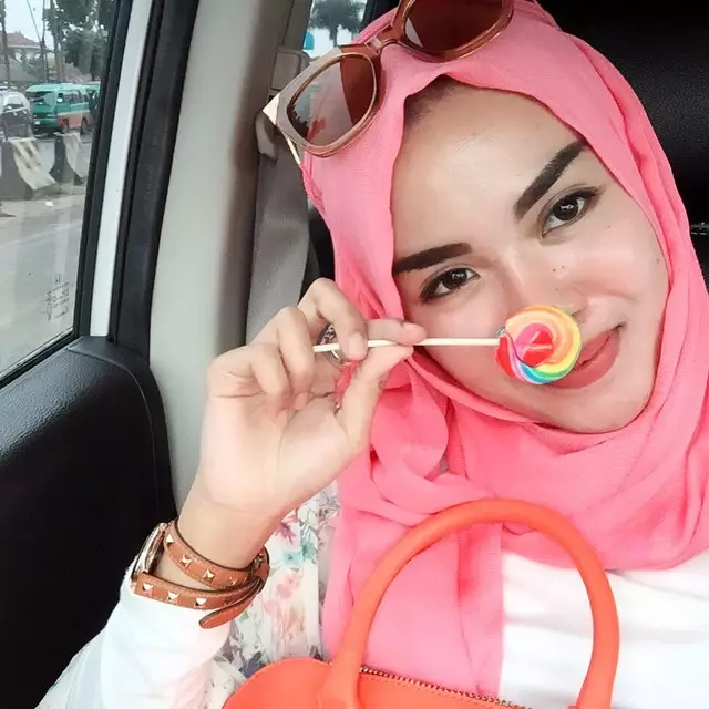 Transformasi gaya hijab Medina Zein © 2021 brilio.net Transformasi gaya hijab Medina Zein © 2021 brilio.net