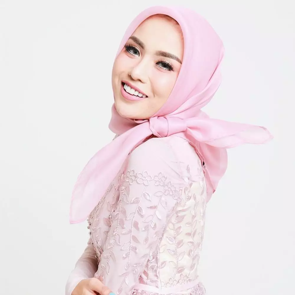 Transformasi gaya hijab Medina Zein © 2021 brilio.net Transformasi gaya hijab Medina Zein © 2021 brilio.net