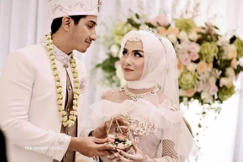 Transformasi gaya hijab Medina Zein © 2021 brilio.net Transformasi gaya hijab Medina Zein © 2021 brilio.net