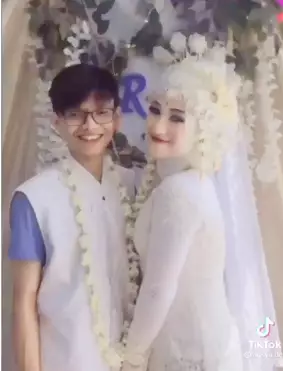 wanita ini menikah dengan kurir © TikTok/@agysa.de wanita ini menikah dengan kurir © TikTok/@agysa.de