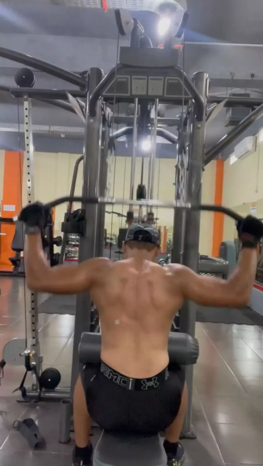 Aprilio Manganang pamer dada bidang © 2021 brilio.net Aprilio Manganang pamer dada bidang © 2021 brilio.net