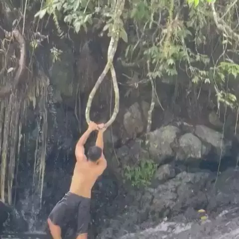 Aprilio Manganang pamer dada bidang © 2021 brilio.net Aprilio Manganang pamer dada bidang © 2021 brilio.net