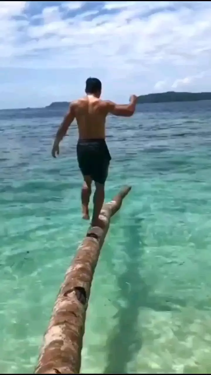 Aprilio Manganang pamer dada bidang © 2021 brilio.net Aprilio Manganang pamer dada bidang © 2021 brilio.net