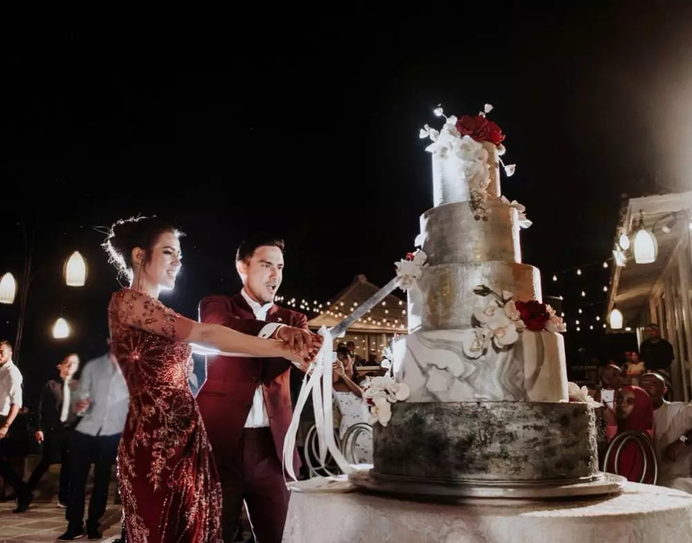 Potret kue pernikahan penyanyi wanita © 2021 brilio.net