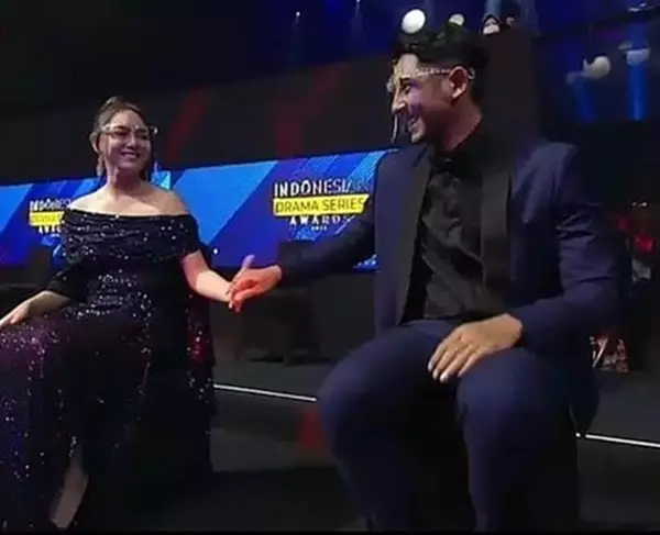 amanda arya gandengan tangan © 2021 Instagram