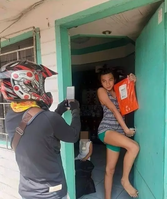 pose lucu waktu nerima paket dari kurir © 2021 twitter.com pose lucu waktu nerima paket dari kurir © 2021 twitter.com