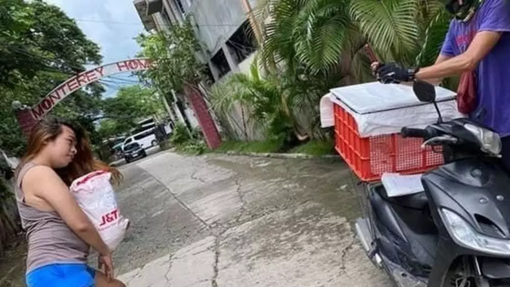 pose lucu waktu nerima paket dari kurir © 2021 twitter.com pose lucu waktu nerima paket dari kurir © 2021 twitter.com