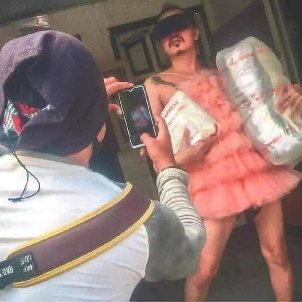 pose lucu waktu nerima paket dari kurir © 2021 twitter.com pose lucu waktu nerima paket dari kurir © 2021 twitter.com