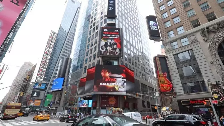 Lagu Atta dan Aurel diputar di Times Square New York Instagram