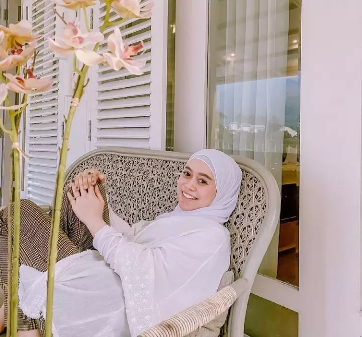 Penyanyi dangdut lakukan tanam benang Berbagai sumber 