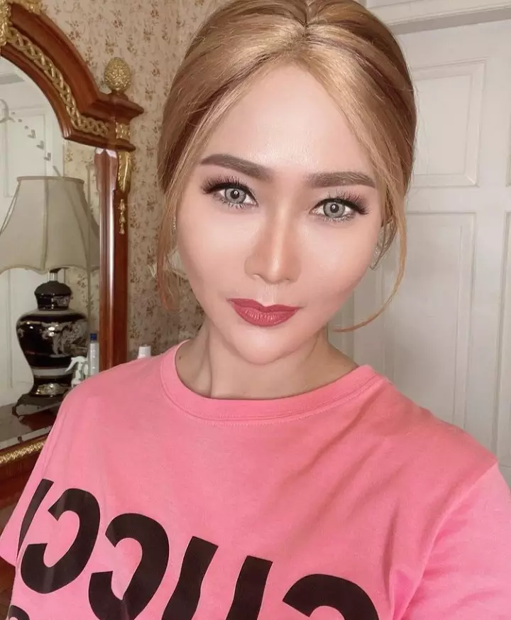 Penyanyi dangdut lakukan tanam benang Berbagai sumber 