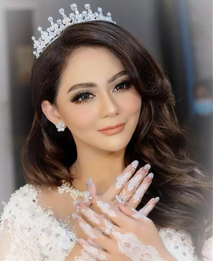 Penyanyi dangdut lakukan tanam benang Berbagai sumber 