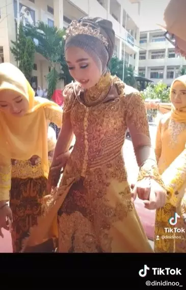 ujian praktik menikah di sekolah ini layaknya hajatan sungguhan © TikTok/@dinidinoo_