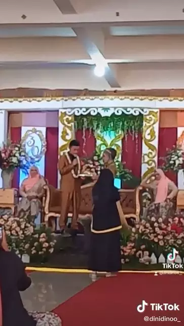 ujian praktik menikah di sekolah ini layaknya hajatan sungguhan © TikTok/@dinidinoo_
