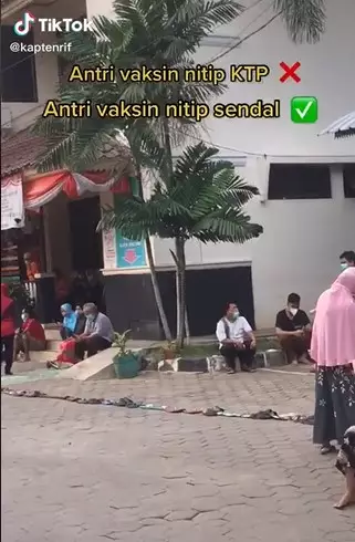 Antri vaksin dengan sandal © TikTok