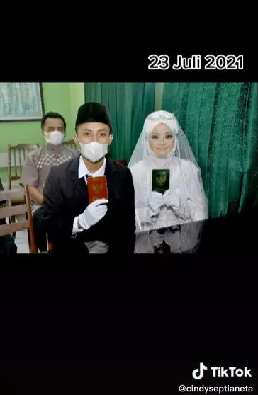 Berawal dari ujian praktik akad nikah di sekolah © TikTok/@cindyseptianeta Berawal dari ujian praktik akad nikah di sekolah © TikTok/@cindyseptianeta