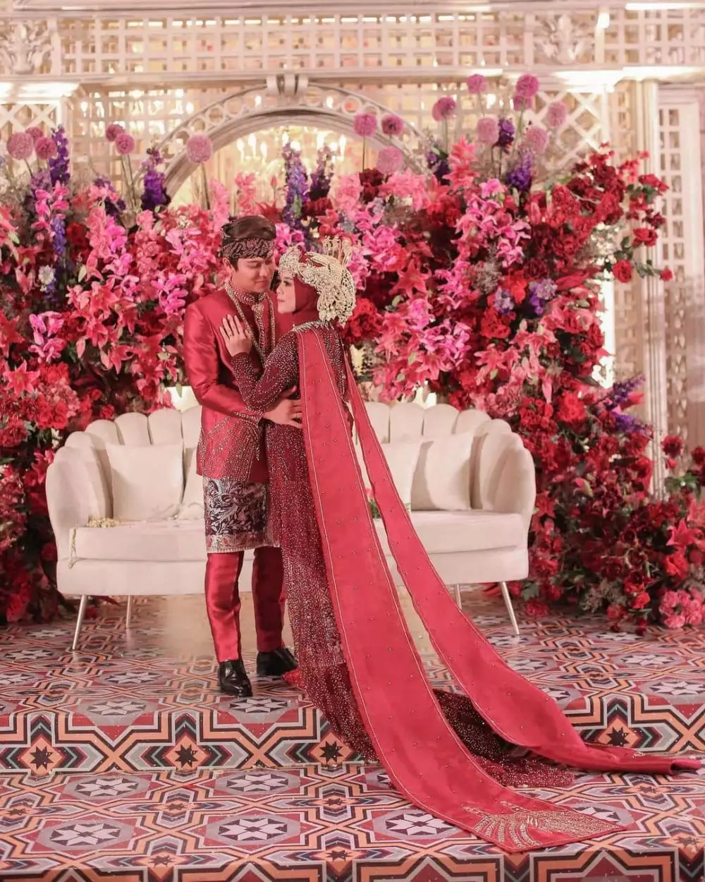 beda gaya lesty kejora kenakan kebaya renzi lazuardi © instagram