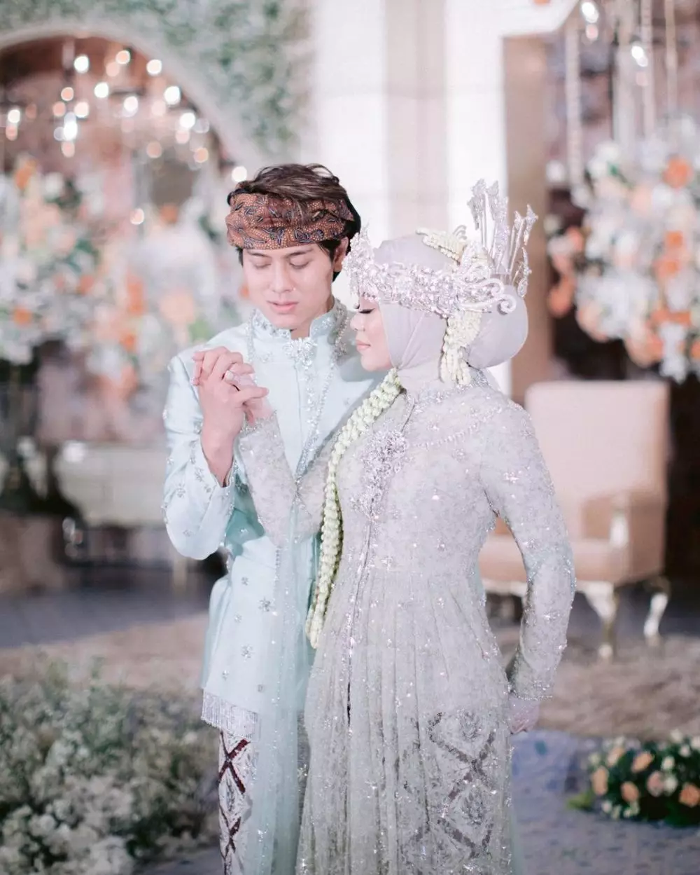 beda gaya lesty kejora kenakan kebaya renzi lazuardi © instagram