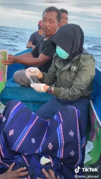 Perjuangan bidan bantu melahirkan di tengah laut © TikTok/@tania_ahmad