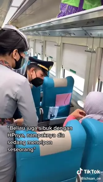 aksi petugas KAI ini tuai pujian © TikTok/@ichsan_oe