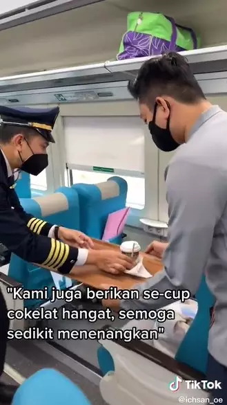 aksi petugas KAI ini tuai pujian © TikTok/@ichsan_oe