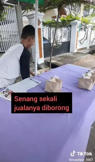 bocah ini belajar sambil jualan nasi kuning © TikTok/@msfais_1987