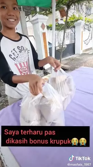 bocah ini belajar sambil jualan nasi kuning © TikTok/@msfais_1987