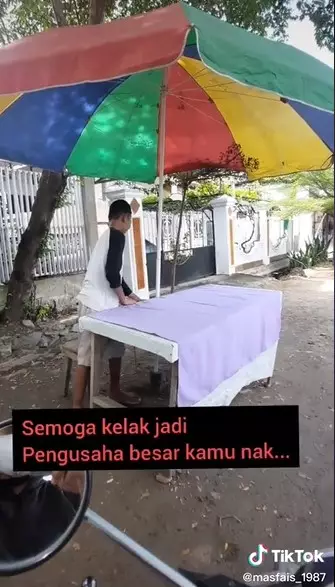 bocah ini belajar sambil jualan nasi kuning © TikTok/@msfais_1987