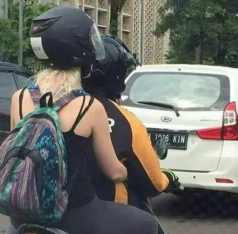 lagi kerja malah bertingkah baper lucu © 2021 1cak.com