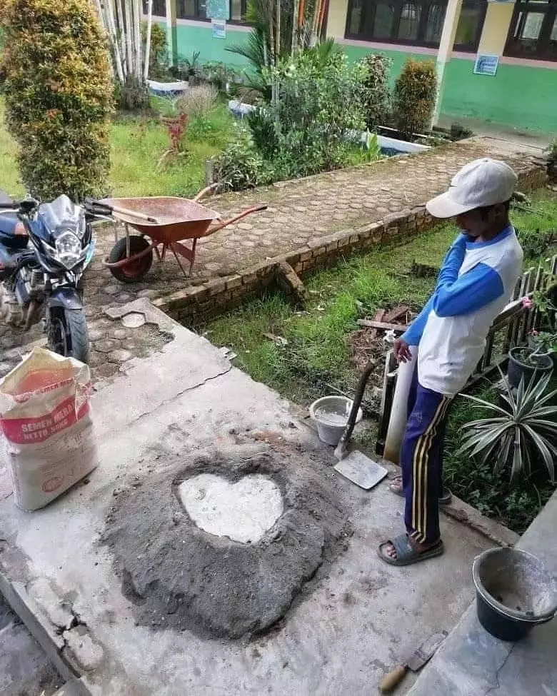 lagi kerja malah bertingkah baper lucu © 2021 1cak.com