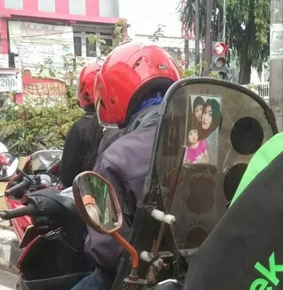 lagi kerja malah bertingkah baper lucu © 2021 1cak.com