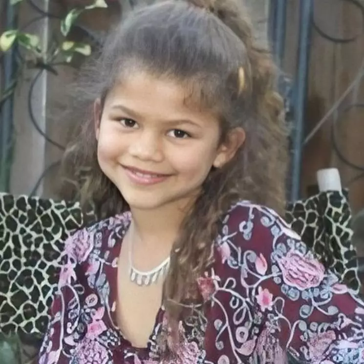 9 Potret masa kecil Zendaya, rambut keritingnya tak berubah