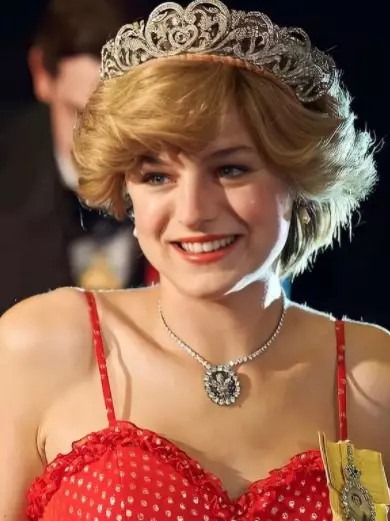 Aktris yang memerankan tokoh Putri Diana dari berbagai sumber