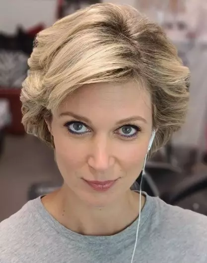 Aktris yang memerankan tokoh Putri Diana dari berbagai sumber