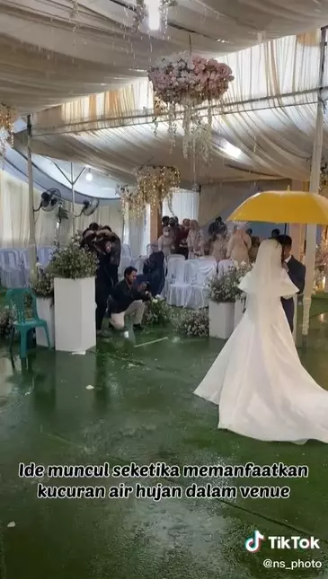 Tenda nikah bocor air hujan © TikTok/@ns_photo