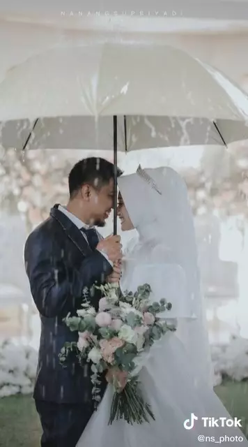 Tenda nikah bocor air hujan © TikTok/@ns_photo