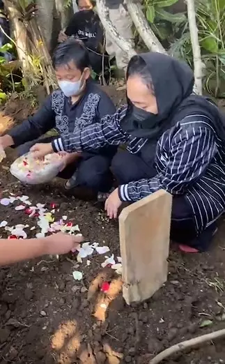 Proses pemakaman Eben Burgerkill © Instagram/@burgerkillofficial