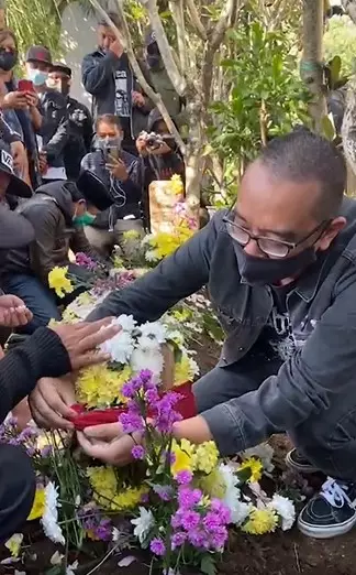 Proses pemakaman Eben Burgerkill © Instagram/@burgerkillofficial
