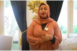 Ide kreatif Tasyi Athasyia menata peralatan masak di rak minimalis