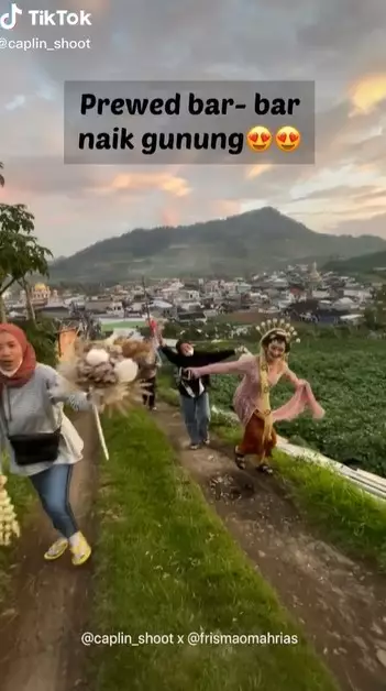 Naik gunung pakai baju adat untuk foto prewed © TikTok/@caplin_shoot