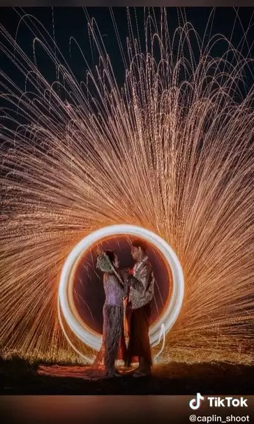 Naik gunung pakai baju adat untuk foto prewed © TikTok/@caplin_shoot