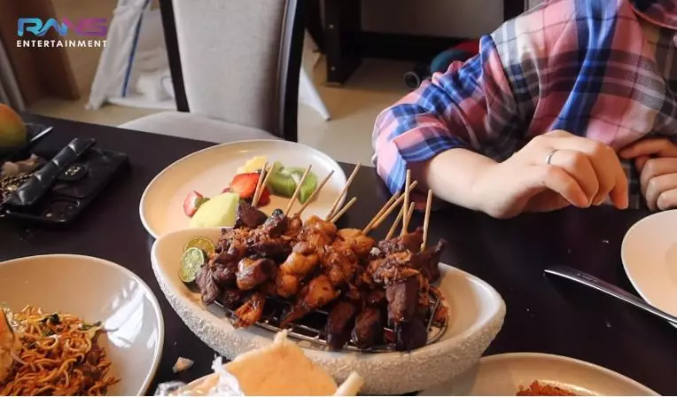 Menu makanan Nagita Slavina saat karantina © YouTube/Rans Entertainment
