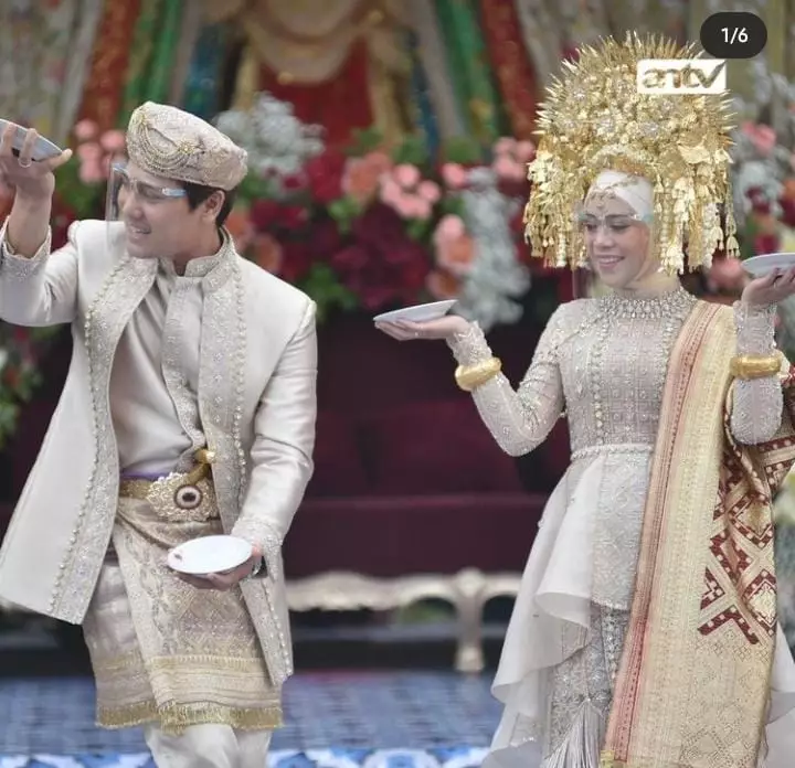 Potret detail busana Lesty kejora saat Manjalang Ka Rumah Mintuo Berbagai sumber Potret detail busana Lesty kejora saat Manjalang Ka Rumah Mintuo Berbagai sumber