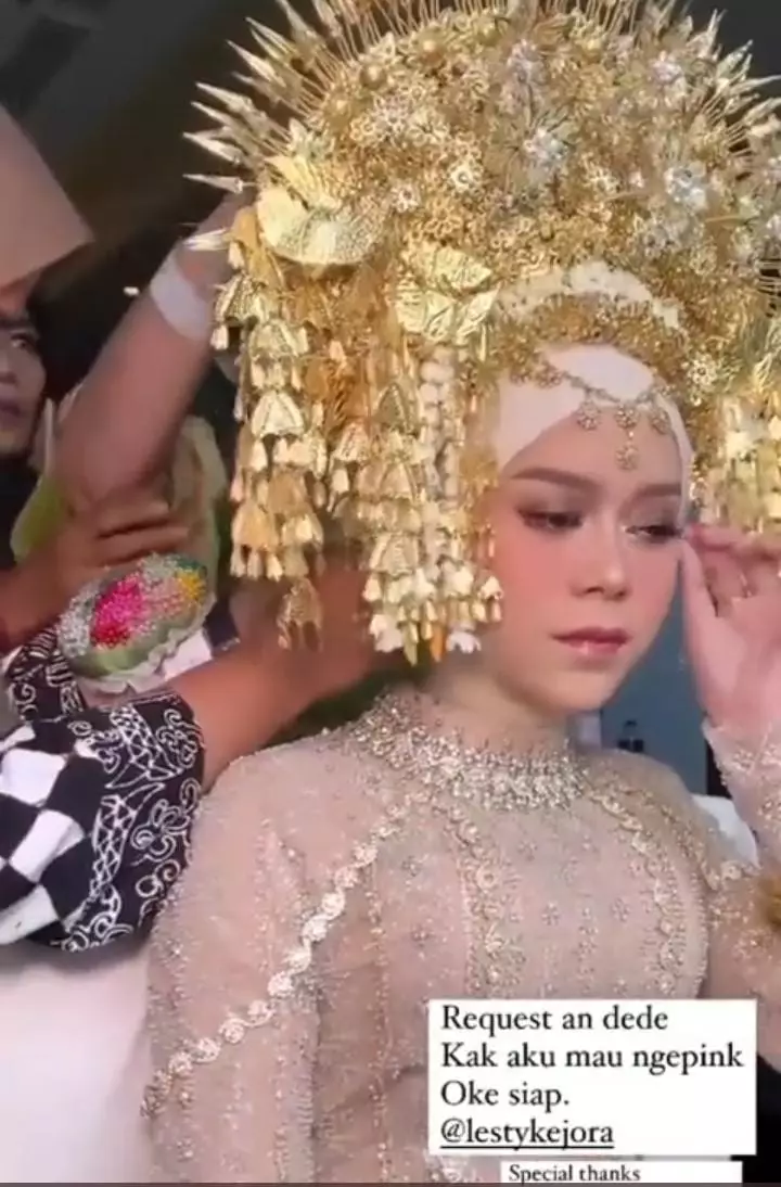 Potret detail busana Lesty kejora saat Manjalang Ka Rumah Mintuo Berbagai sumber Potret detail busana Lesty kejora saat Manjalang Ka Rumah Mintuo Berbagai sumber