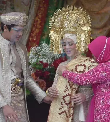 Potret detail makeup Lesty Kejora ngunduh mantu © berbagai sumber