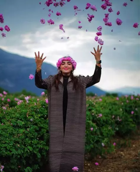 Gaya pemotretan Ashanty dengan bunga © berbagai sumber Gaya pemotretan Ashanty dengan bunga © berbagai sumber